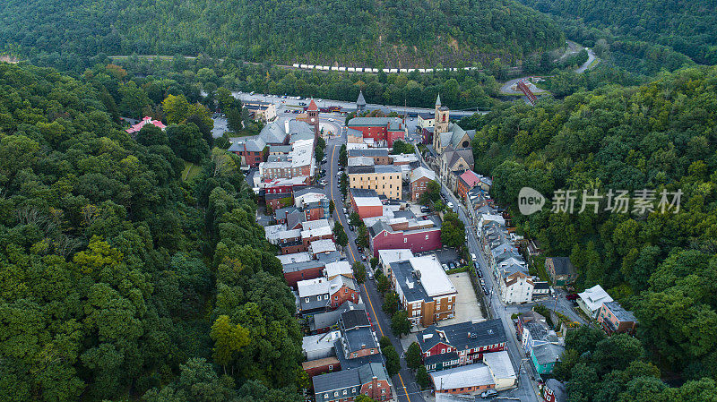 宾夕法尼亚州波科诺斯的小山城Jim Thorpe (Mauch Chunk)的空中全景风景